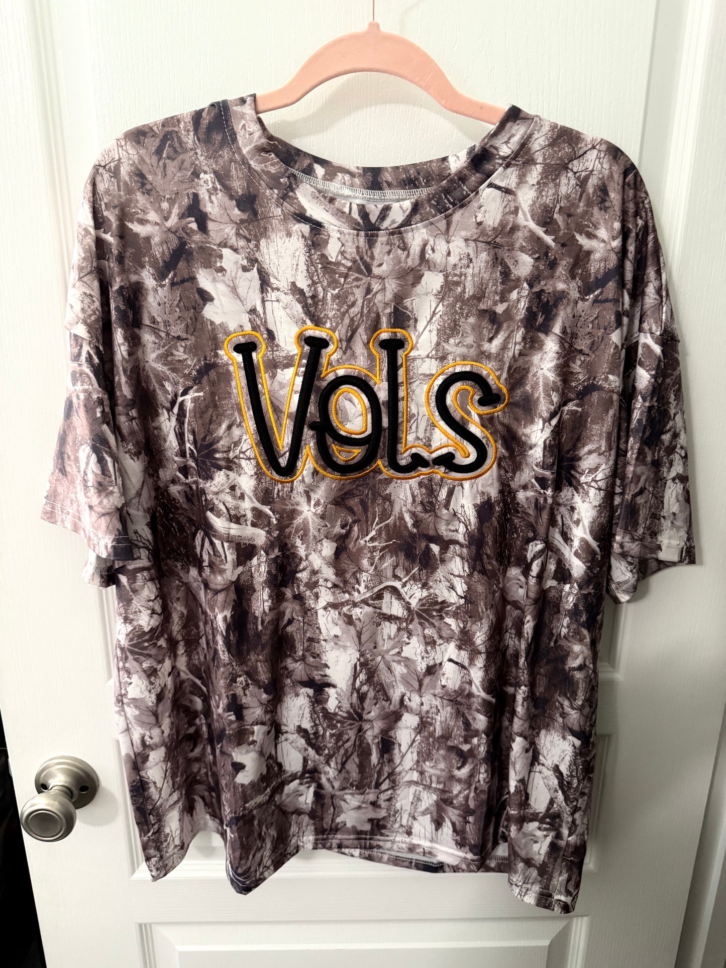 *Pre-order* Women’s Oversized Camo Vols Tee